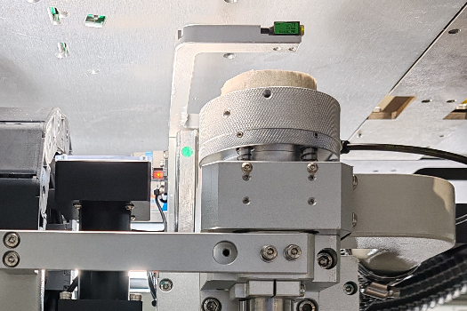 Sealable floating brush