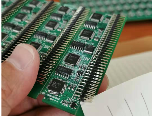 The rear of the V slot is covered with wire stitches