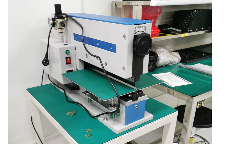 Guillotine splitter customer scene